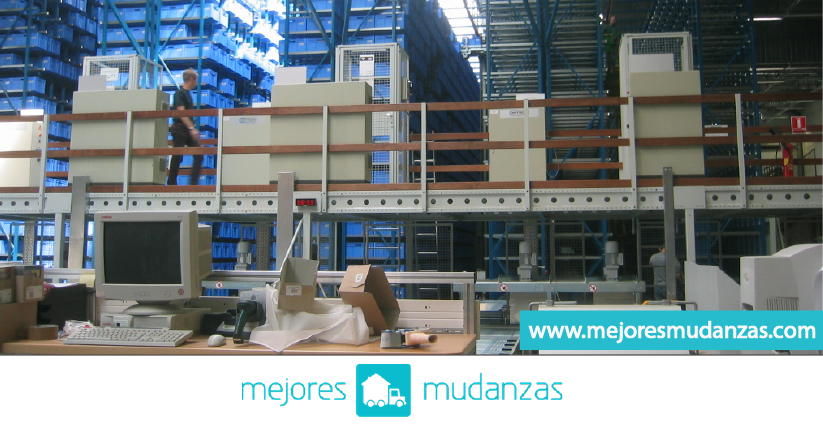 Bodega industrial, persona realizando mudanza industrial